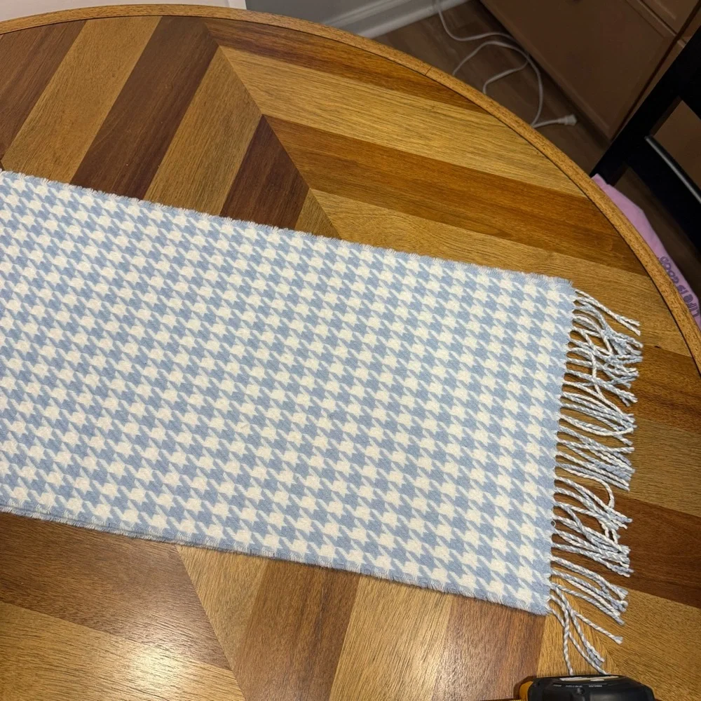100% Cashmere made in Scotland Elegant Blue and White Houndstooth Scarf